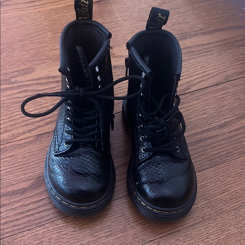 Dr. Martens Kids Black Patent Faux-Snakeskin Lace-Up Boots